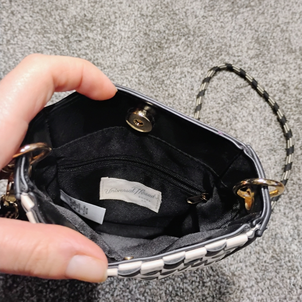 Stylish Black and White Vegan Leather Universal Threads  Women's Crossbody Bag - Picture 7 of 10